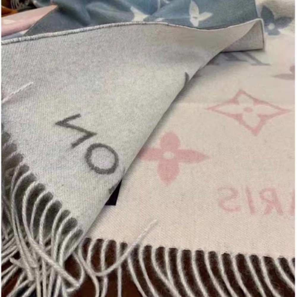 Pre loved Louis Vuitton cashmere scarf - Picture 4 of 4